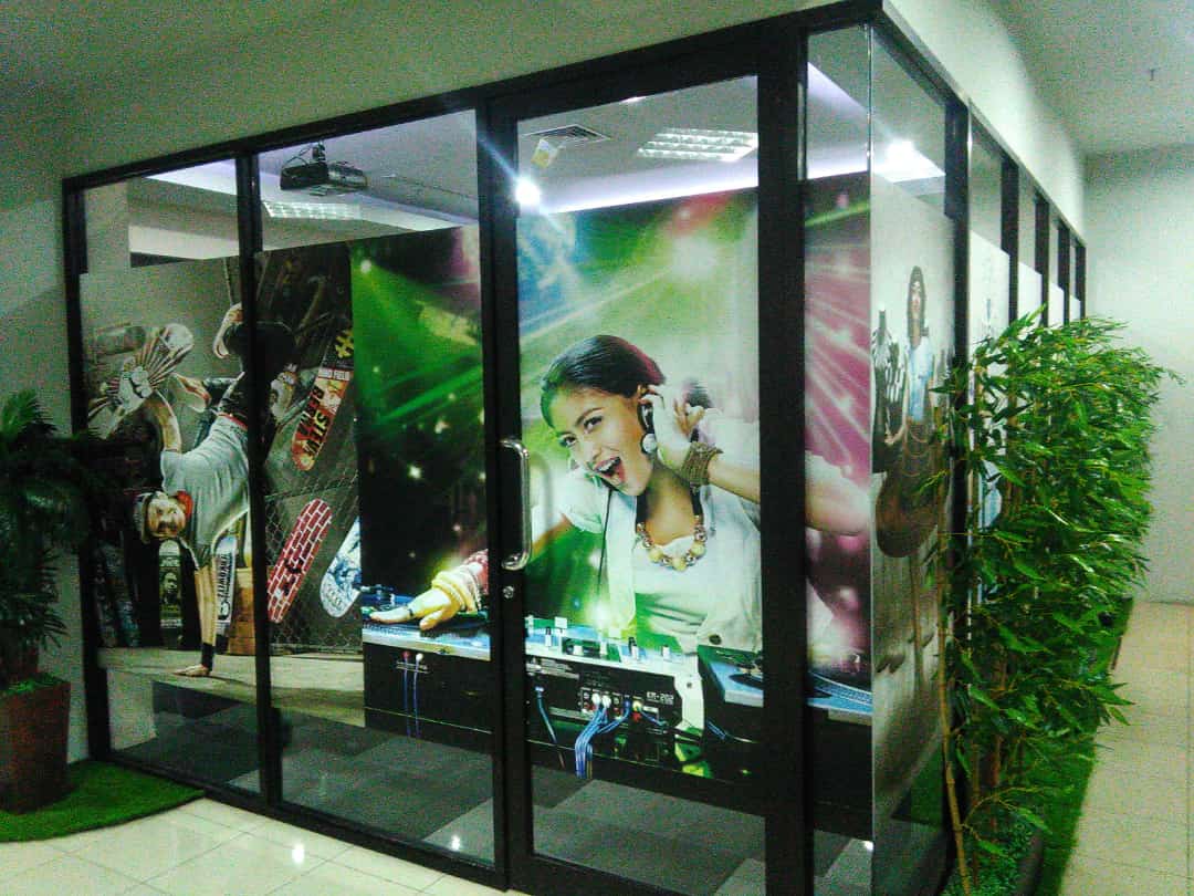 jasa pasang sticker sandblast printing