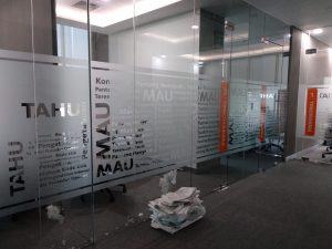 sticker sandblast custom untuk kantor